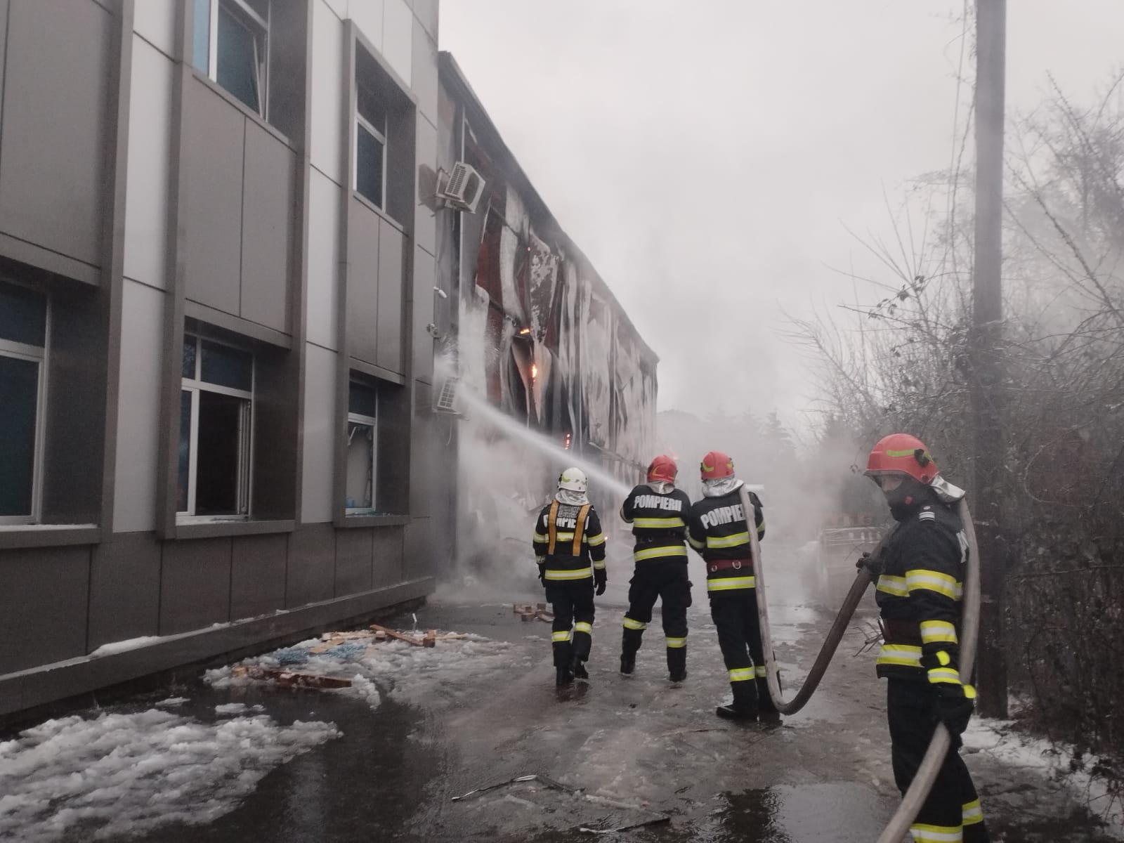 Incendiu puternic la un depozit din Voluntari: Pompierii intervin cu 16 autospeciale. Locatarii unui bloc, evacuați | FOTO - Imaginea 4