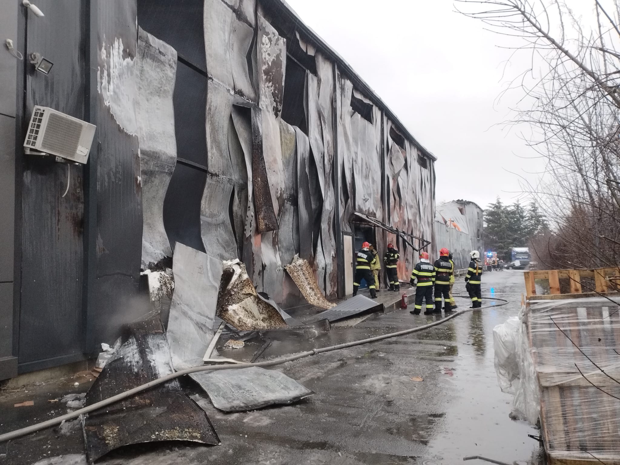 Incendiu puternic la un depozit din Voluntari: Pompierii intervin cu 16 autospeciale. Locatarii unui bloc, evacuați | FOTO - Imaginea 5