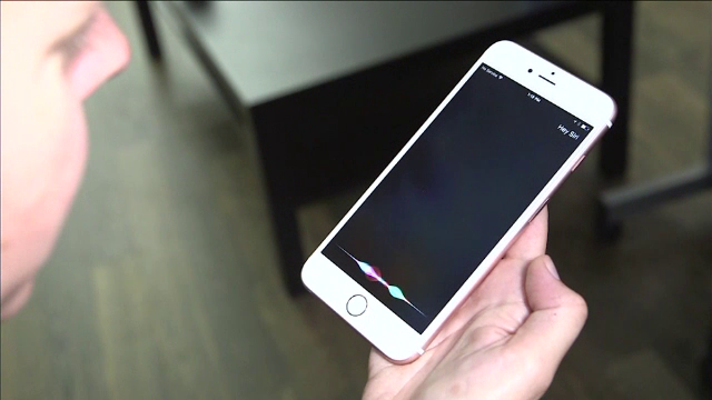 Siri se activează singur și &icirc;nregistrează conversațiile. Apple acceptă să plătească daune uriașe pentru a scăpa de proces