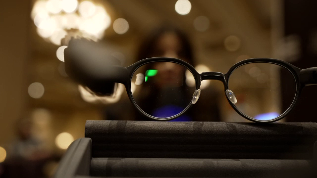 Inovații spectaculoase la CES 2025, &icirc;n Las Vegas. Cum arată ochelarii de vedere prin care vezi ce spun interlocutorii