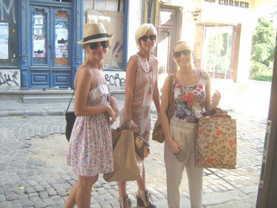 Laura Cosoi, Adela Popescu si Dana Rogoz, la cumparat de haine vintage
