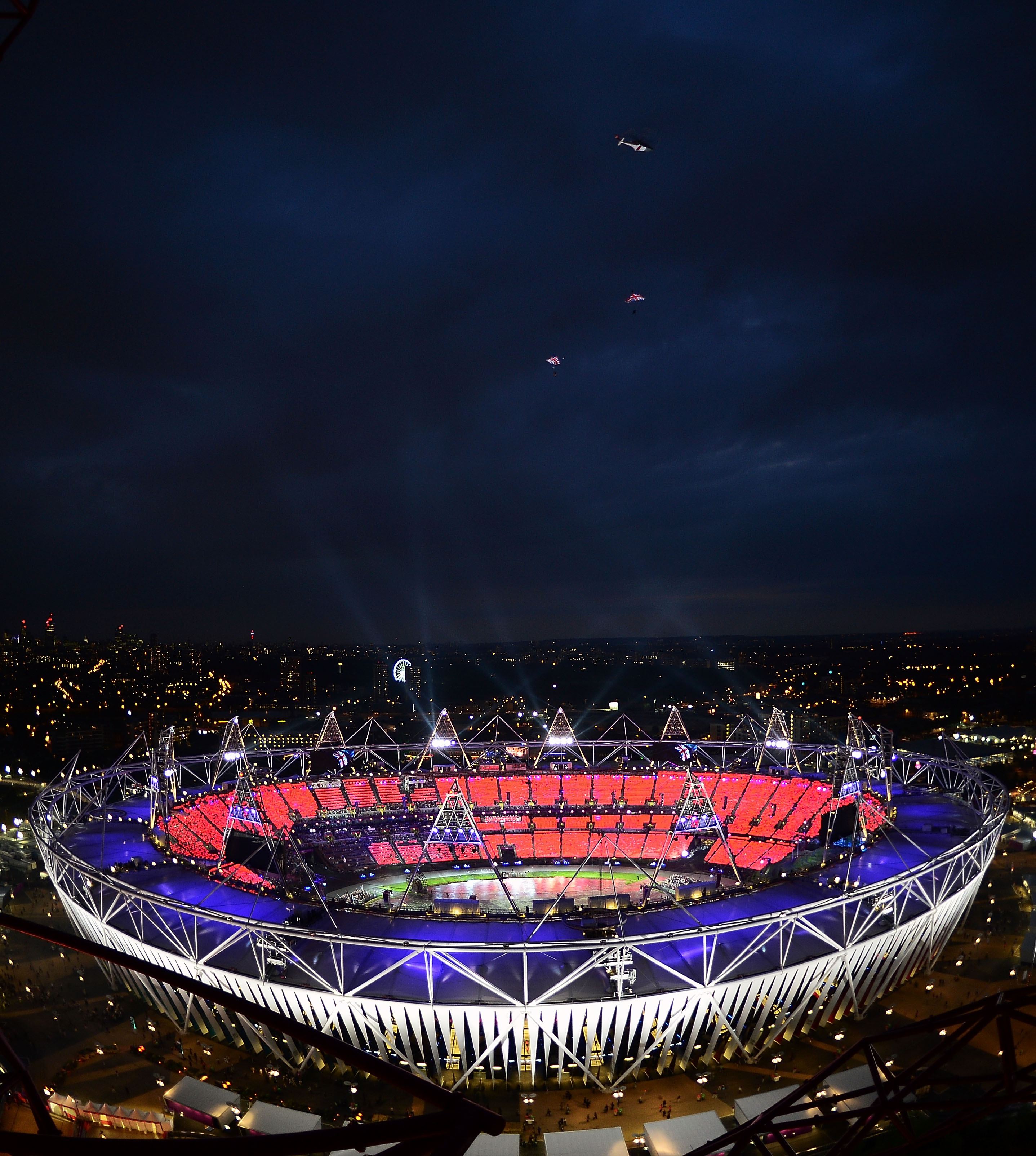 Ceremonia de deschidere a Jocurilor Olimpice 2012. Regina Marii Britanii, acompaniata de James Bond