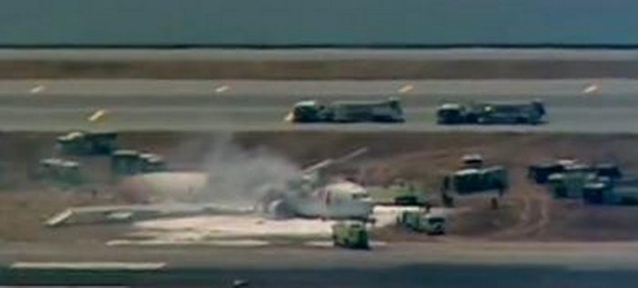 Un Boeing 777 s-a prabusit la aterizare si a luat foc in San Francisco. 2 persoane au murit. VIDEO - Imaginea 1