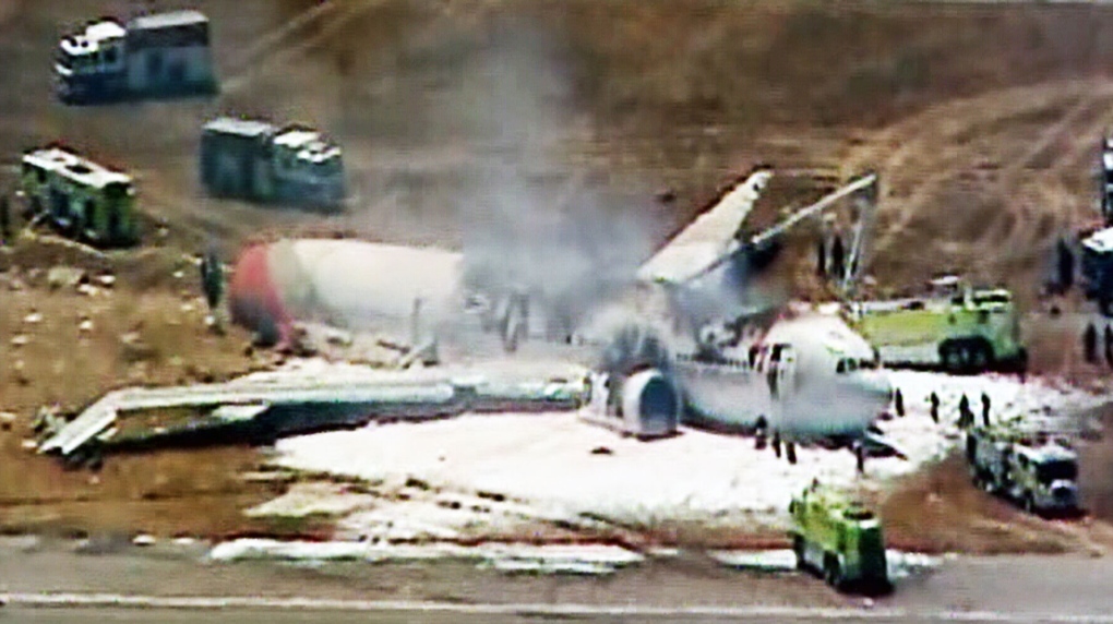 Un Boeing 777 s-a prabusit la aterizare si a luat foc in San Francisco. 2 persoane au murit. VIDEO - Imaginea 5