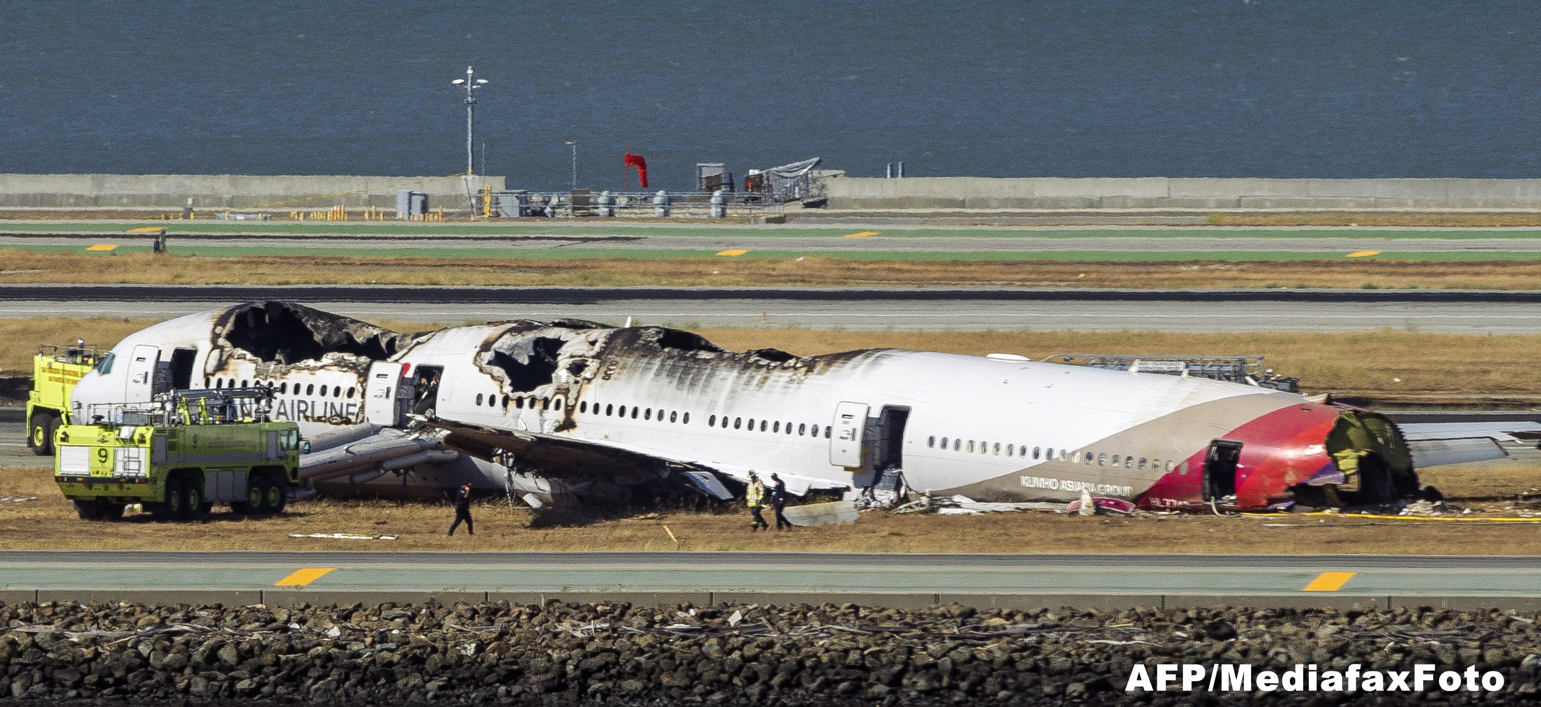 Un Boeing 777 s-a prabusit la aterizare si a luat foc in San Francisco. 2 persoane au murit. VIDEO - Imaginea 8