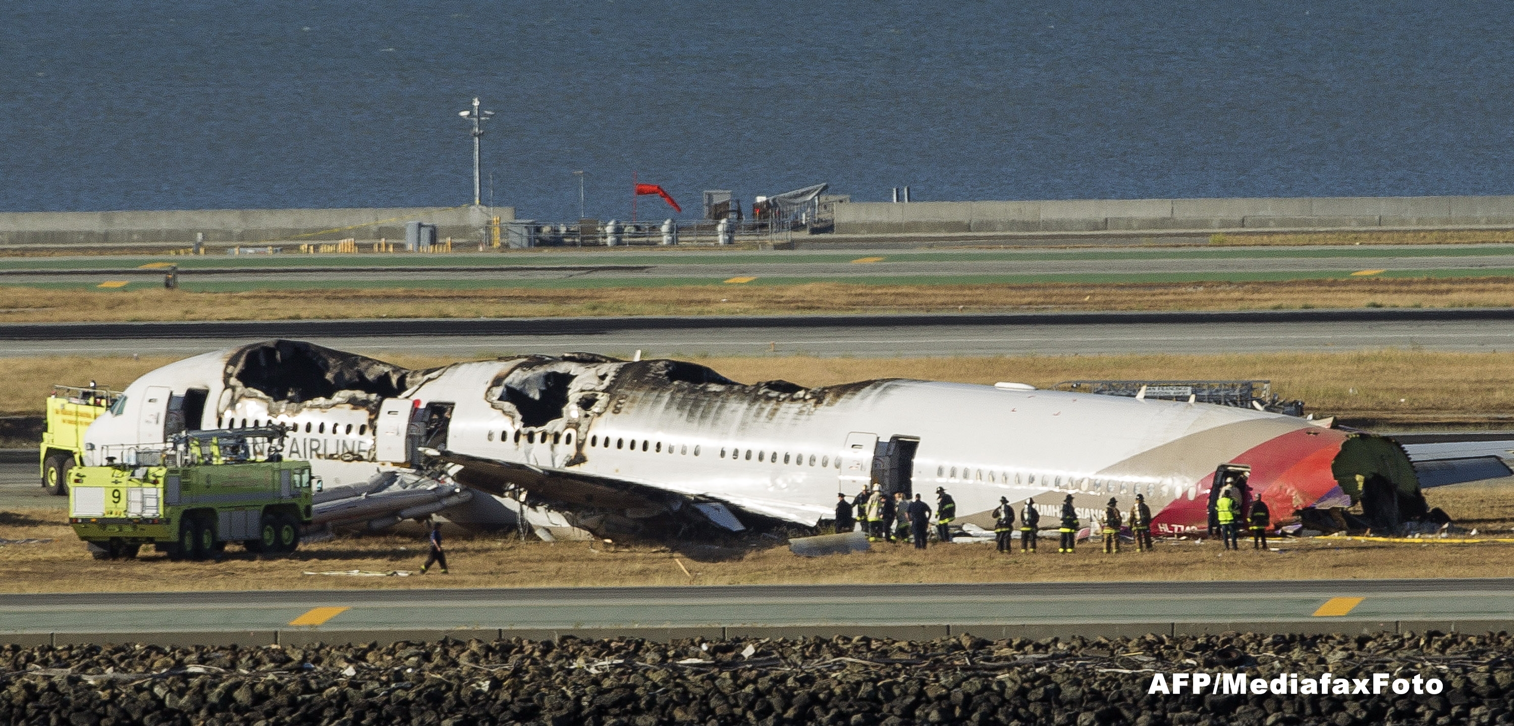 Un Boeing 777 s-a prabusit la aterizare si a luat foc in San Francisco. 2 persoane au murit. VIDEO - Imaginea 11