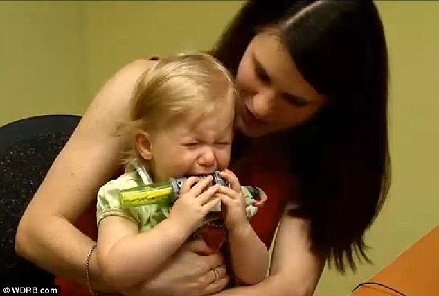 Lacrimi transformate in zambete. Momentul in care un bebelus nascut surd aude pentru prima data