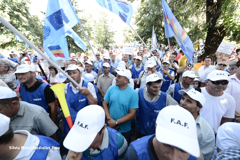 2.500 de angajati CFR au protestat in Capitala. Mars de la Ministerul Transporturilor la Guvern