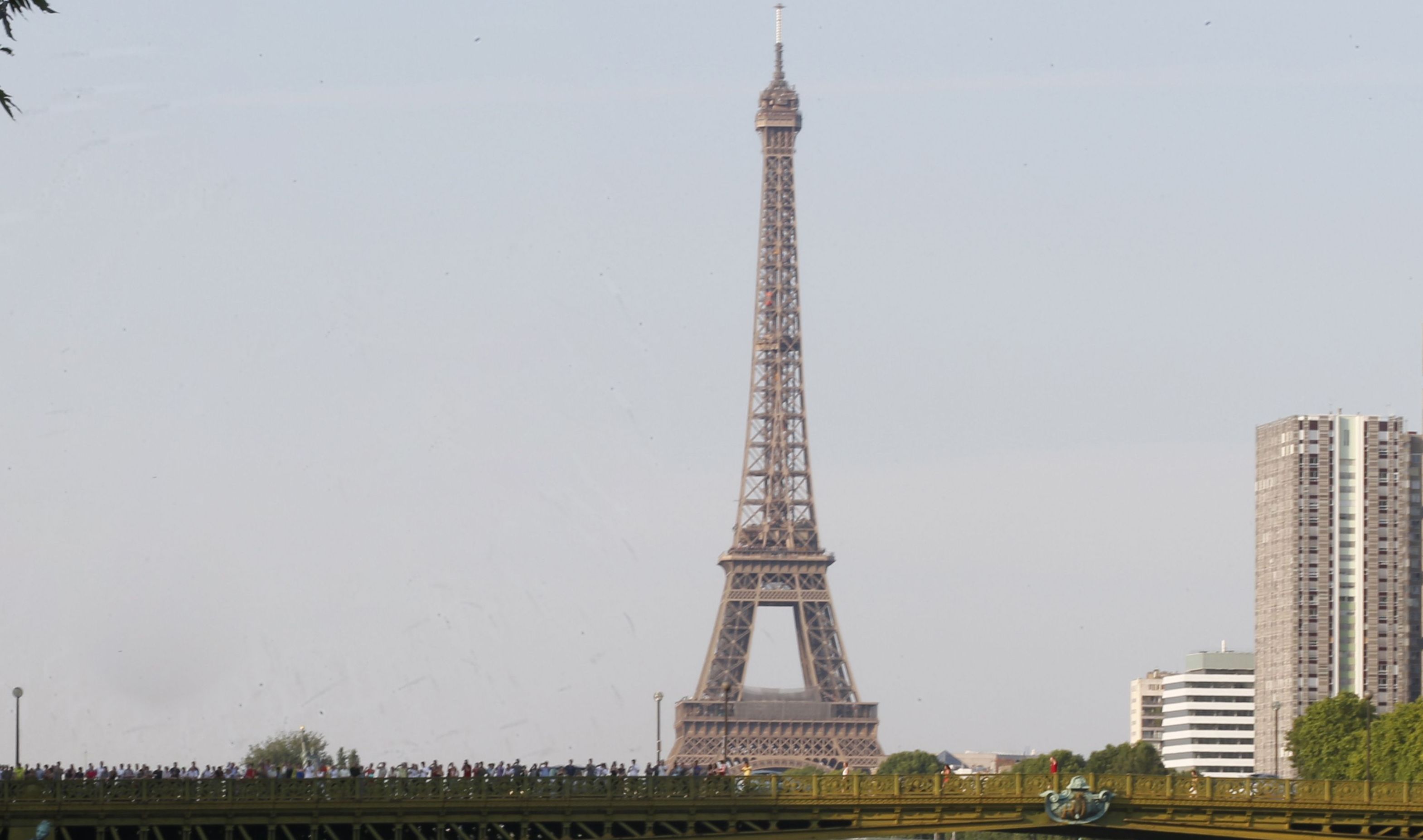 Fenomen rar in timpul unei furtuni in Paris. Turnul Eiffel, lovit de 3 fulgere in cateva secunde