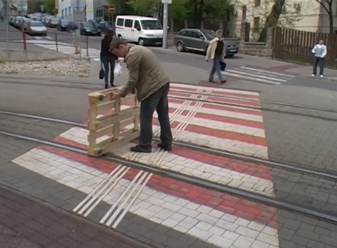 Metoda geniala prin care un tanar s-a deplasat gratuit pe sinele de tramvai, la Bratislava. VIDEO
