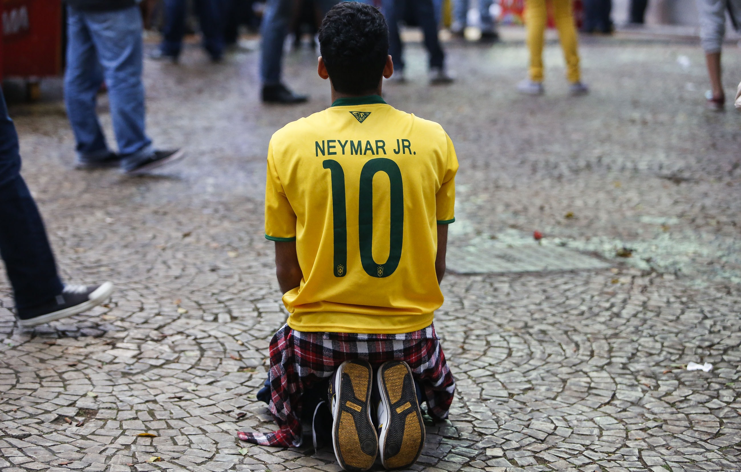 Steaguri arse si lupte de strada. Violente in Brazilia, dupa cosmarul din semifinalele Campionatului Mondial. GALERIE FOTO - Imaginea 1