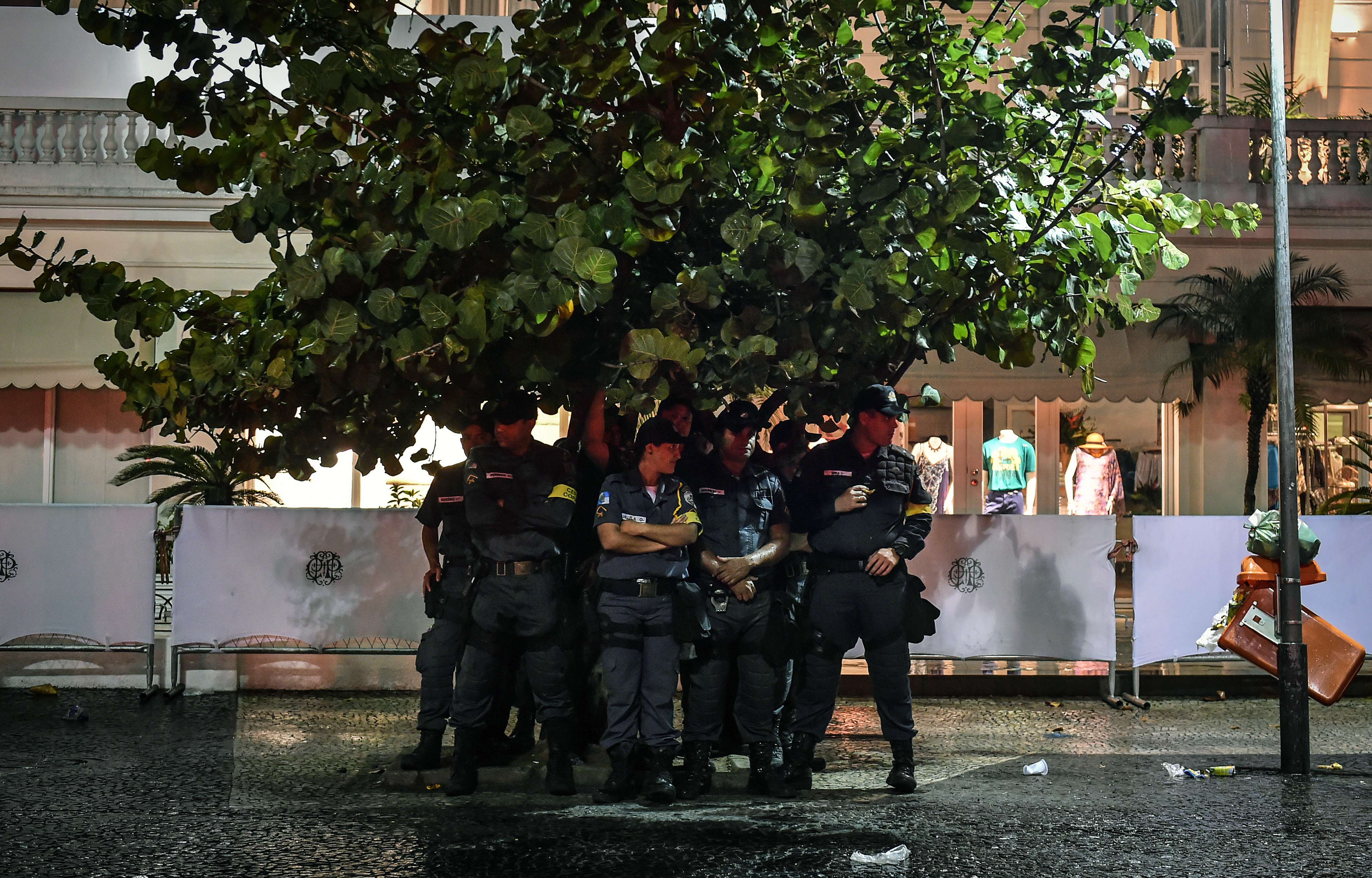 Steaguri arse si lupte de strada. Violente in Brazilia, dupa cosmarul din semifinalele Campionatului Mondial. GALERIE FOTO - Imaginea 8