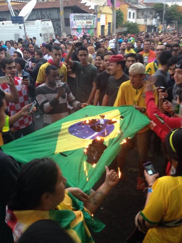 Steaguri arse si lupte de strada. Violente in Brazilia, dupa cosmarul din semifinalele Campionatului Mondial. GALERIE FOTO - Imaginea 9