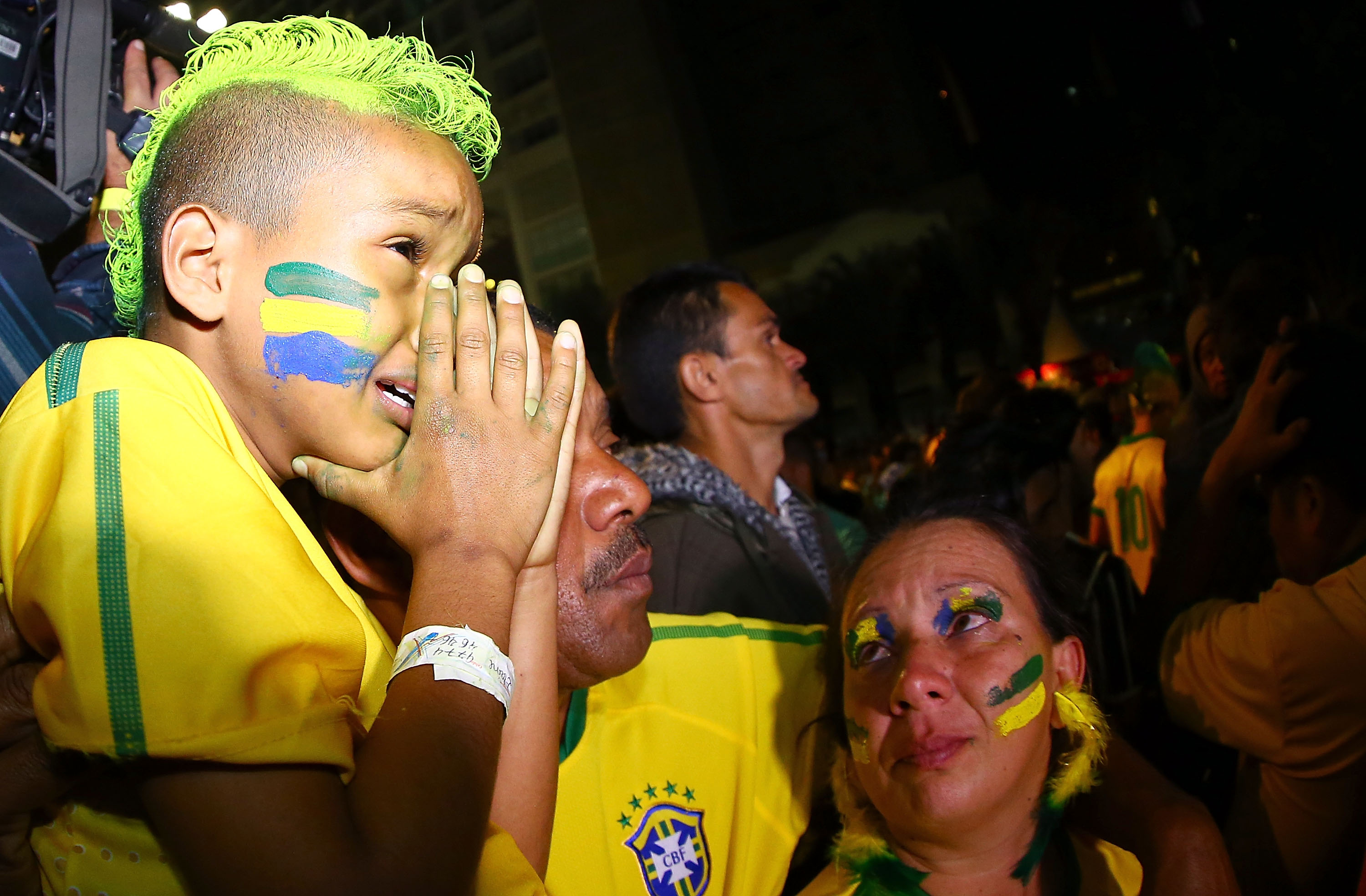 Steaguri arse si lupte de strada. Violente in Brazilia, dupa cosmarul din semifinalele Campionatului Mondial. GALERIE FOTO - Imaginea 11