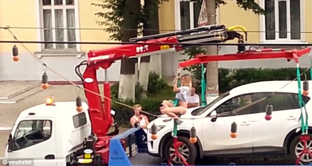 Blonda din Rusia care s-a dezbracat si a inceput sa faca striptease pentru a nu-i fi ridicata masina. VIDEO