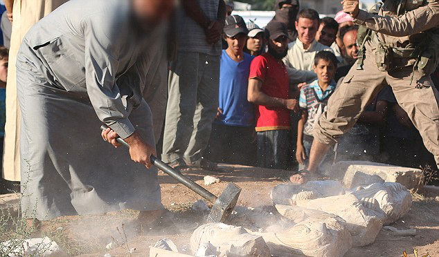 ISIS loveste din nou in civilizatie. Jihadistii au zdrobit si facut bucati o statuie veche de 2000 de ani in Palmira