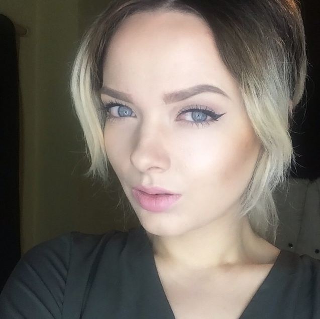 O bloggerita de beauty din Marea Britanie le-a aratat oamenilor cum arata fara machiaj. Reactiile lor au facut-o sa planga