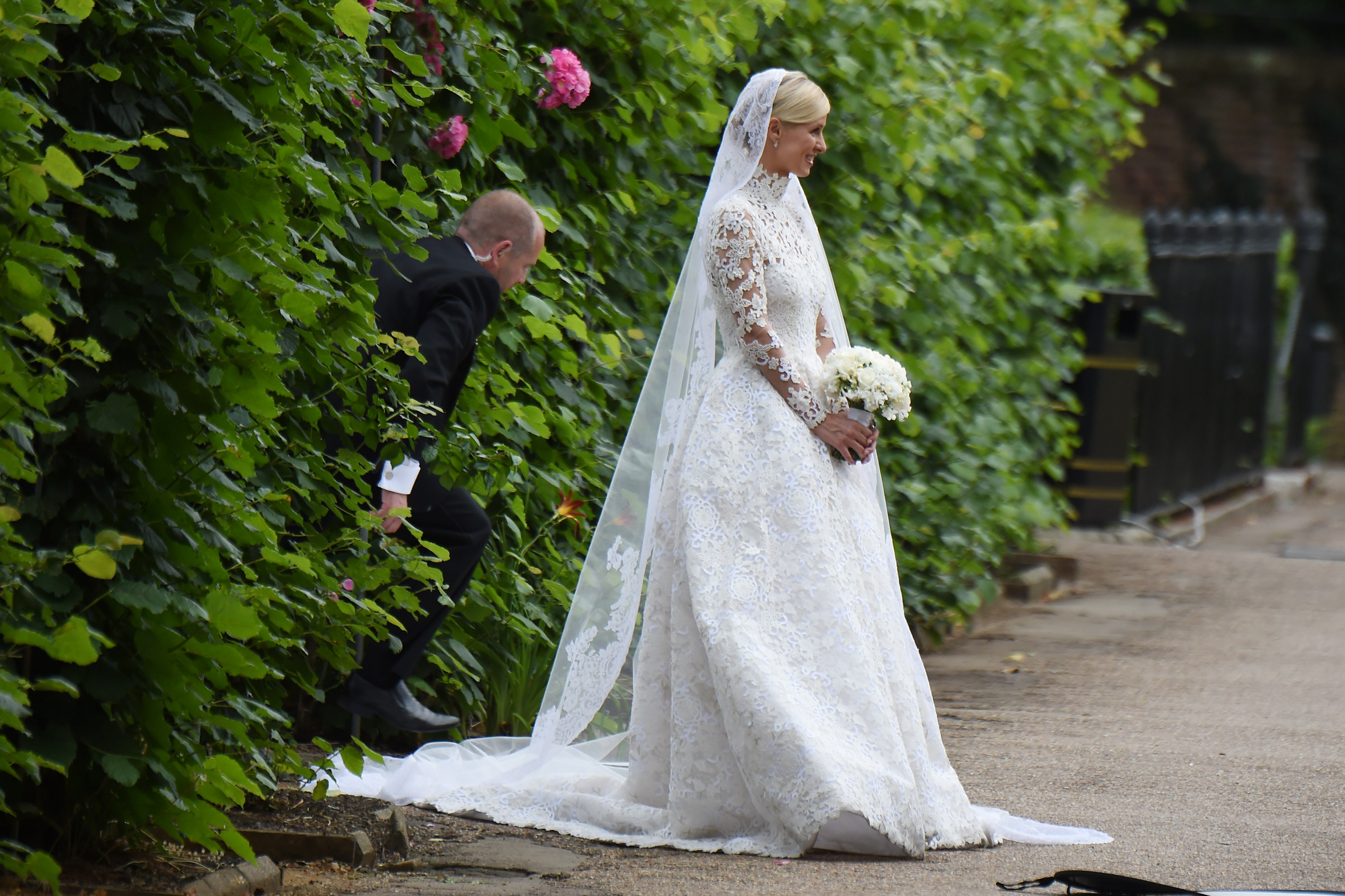 Una dintre cele mai fastuoase nunti din ultimii ani. Nicky Hilton s-a casatorit, dar a suferit un accident vestimentar major