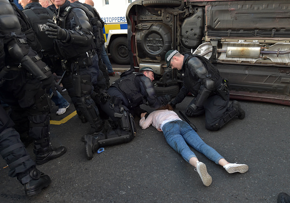Scene greu de privit. Zeci de politisti ridica o masina, rasturnata peste o adolescenta in Belfast. FOTO
