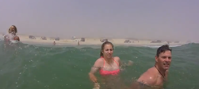 VIDEO Momentul uluitor in care o tanara de 16 ani se salveaza de la inec cu ajutorul unui selfie stick, in cateva secunde