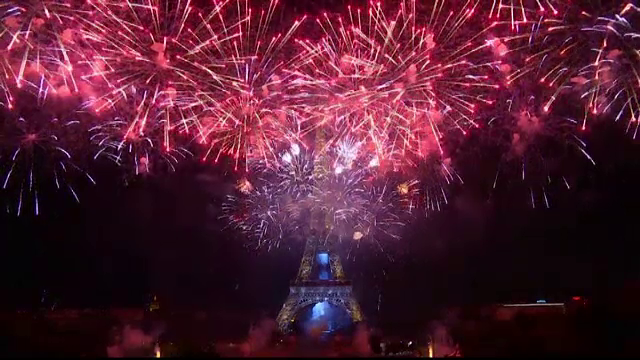 Foc de artificii impresionant la Paris, la finalul festivitatilor prilejuite de Ziua Nationala. Ce a remarcat presa locala