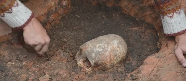 Un craniu cu o forma neobisnuita, descoperit in Rusia. Cui apartine scheletul dezgropat in muntii Urali. VIDEO