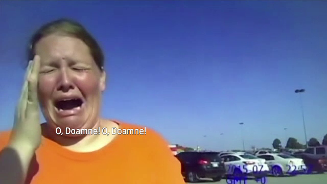 O americanca a fost arestata pentru ca si-a lasat fetita in masina incinsa, in parcarea unui mall: 
