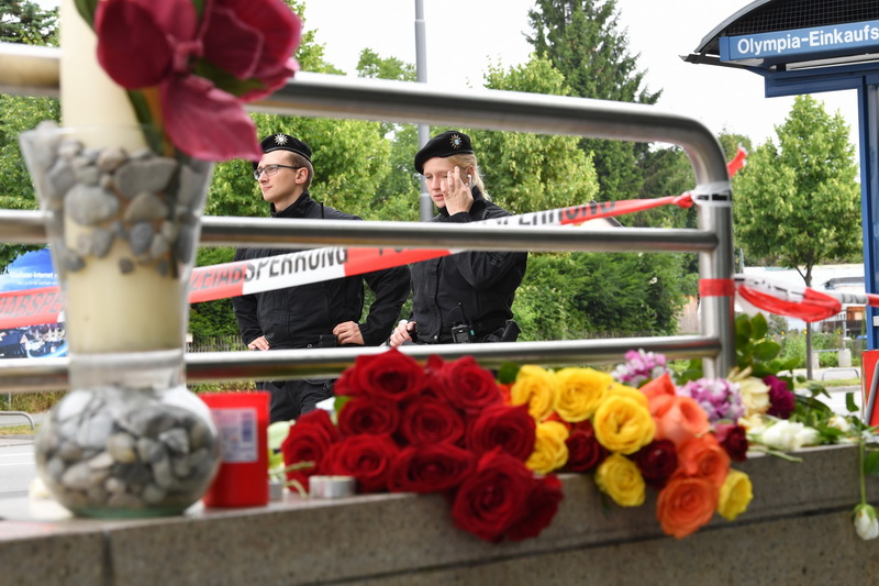 Un tata a venit sa depuna flori la Munchen, in locul in care a fost ucis fiul sau de 21 de ani. Cine sunt victimele atacului - Imaginea 3