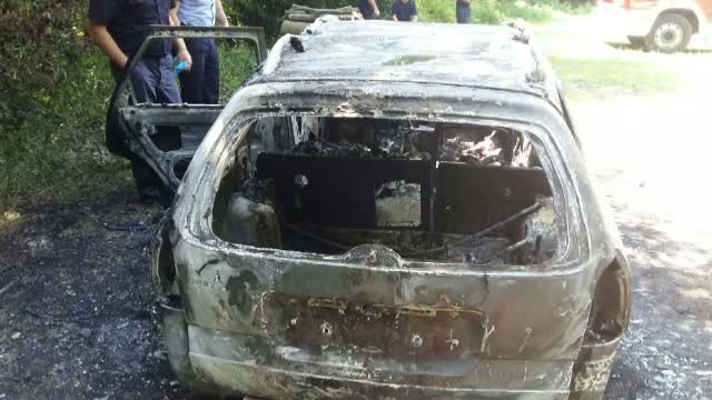 Cadavru carbonizat descoperit intr-o masina incendiata pe o strada din Arad. Trupul se afla pe scaunul soferului