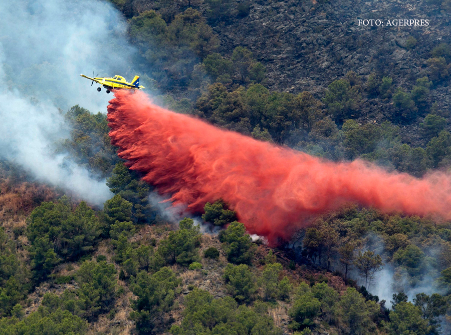 Un avion utilitar imprastie pulbere in cadrul operatiunilor de stingere a incendiilor de vegetatie izbucnite in Spania