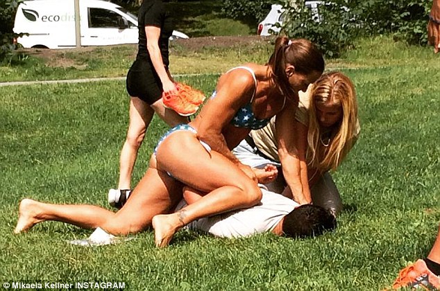 Momentul in care o politista in bikini din Suedia imobilizeaza un hot, intr-un parc. Imaginea a devenit viral