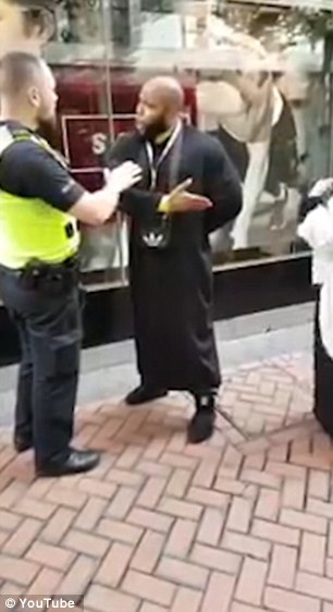 Islamist arestat in Marea Britanie dupa ce a jignit o femeie din cauza felului in care era imbracata. Ce purta aceasta. VIDEO