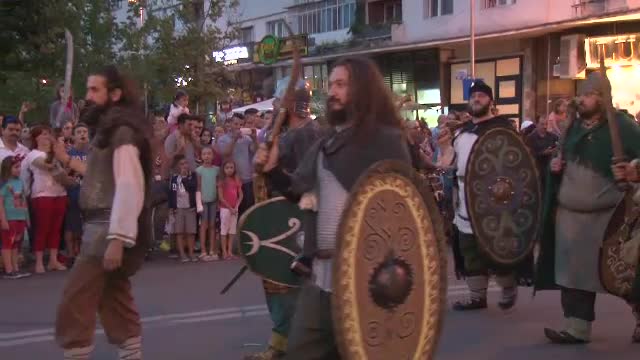 Strigate de lupta si sunete de cimpoi. A inceput Festivalul Medieval la Oradea, iar in Bacau defileaza dacii si romanii