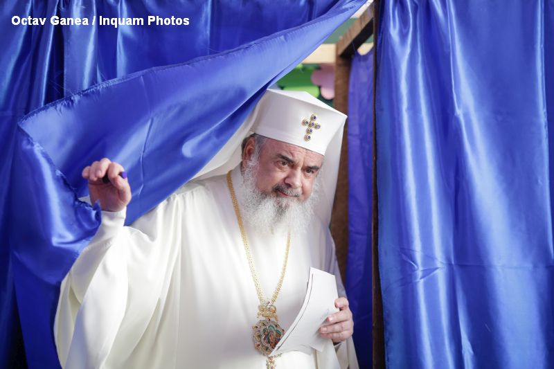 Alegeri prezidențiale 2019. Patriarhul Daniel a împărţit iconiţe la ieşirea din secţia de votare