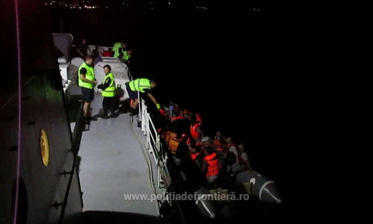 Politistii de frontiera romani, aflati in misiune in Grecia, au salvat 55 de oameni, 17 femei si 21 de copii, din Marea Egee