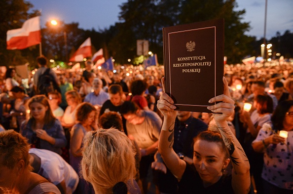 Presedintele Poloniei recurge la dreptul de veto impotriva controversatelor reforme din justitie. Anuntul lui Andrzej Duda