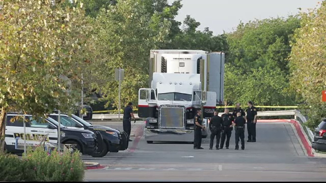 9 migranti morti si 30 raniti gasiti in remorca unui camion parcat langa un supermarket din Texas. Soferul a fost arestat