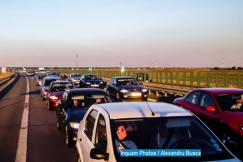 Circulația blocată pe Autostrada Soarelui. O mașină a luat foc
