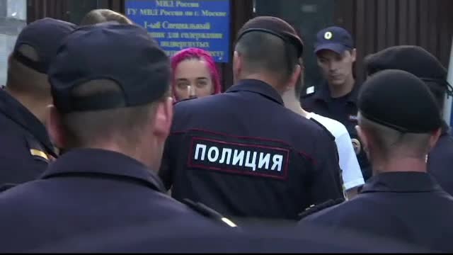 Membrele Pussy Riot au fost reținute din nou de poliție, chiar când ieșeau din închisoare