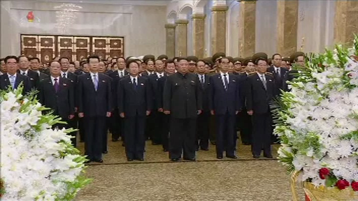 Kim Jong-un l-a omagiat pe bunicul său, Kim Ir Sen, la 25 de ani de la moartea acestuia