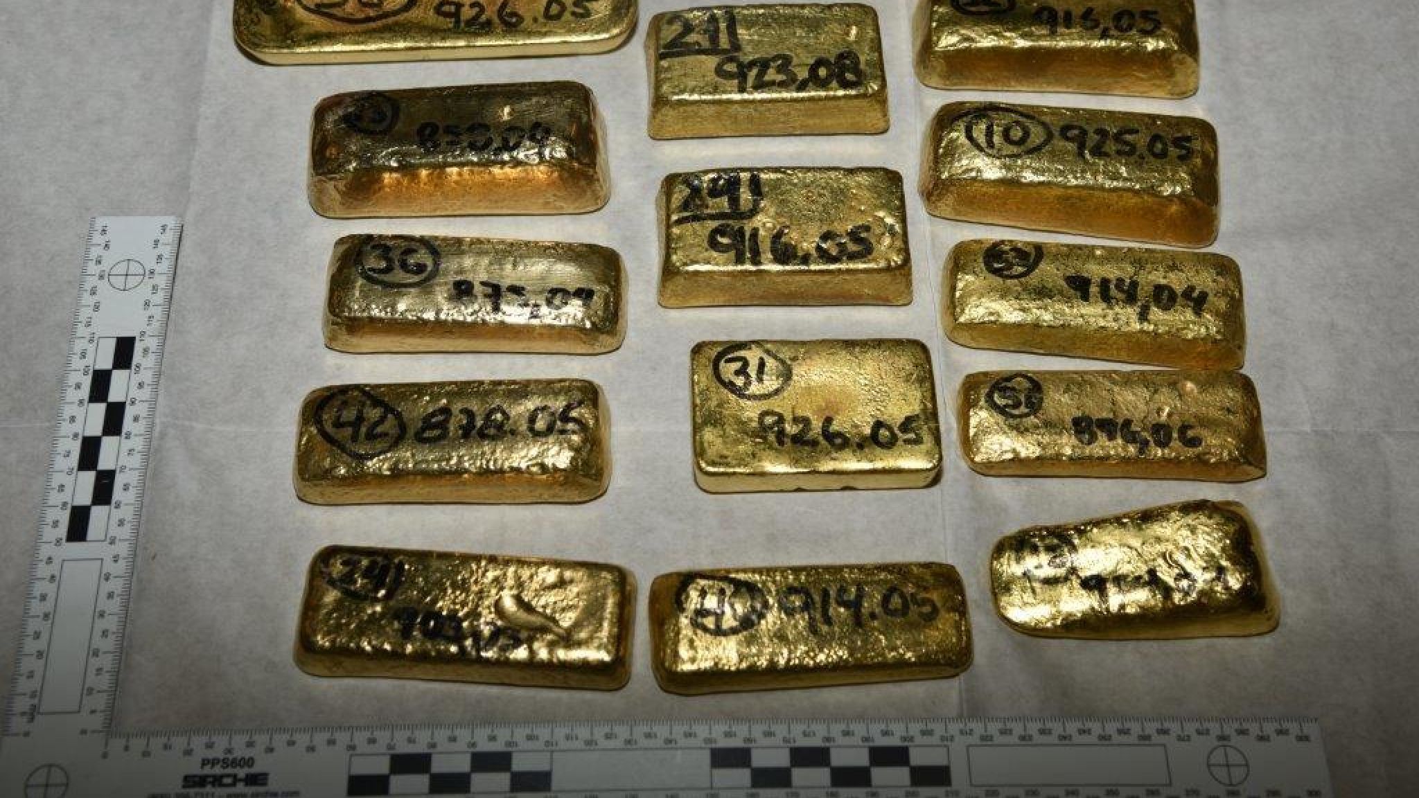 Lingouri de aur de 5 milioane dolari găsite pe aeroport. De unde proveneau - Imaginea 1