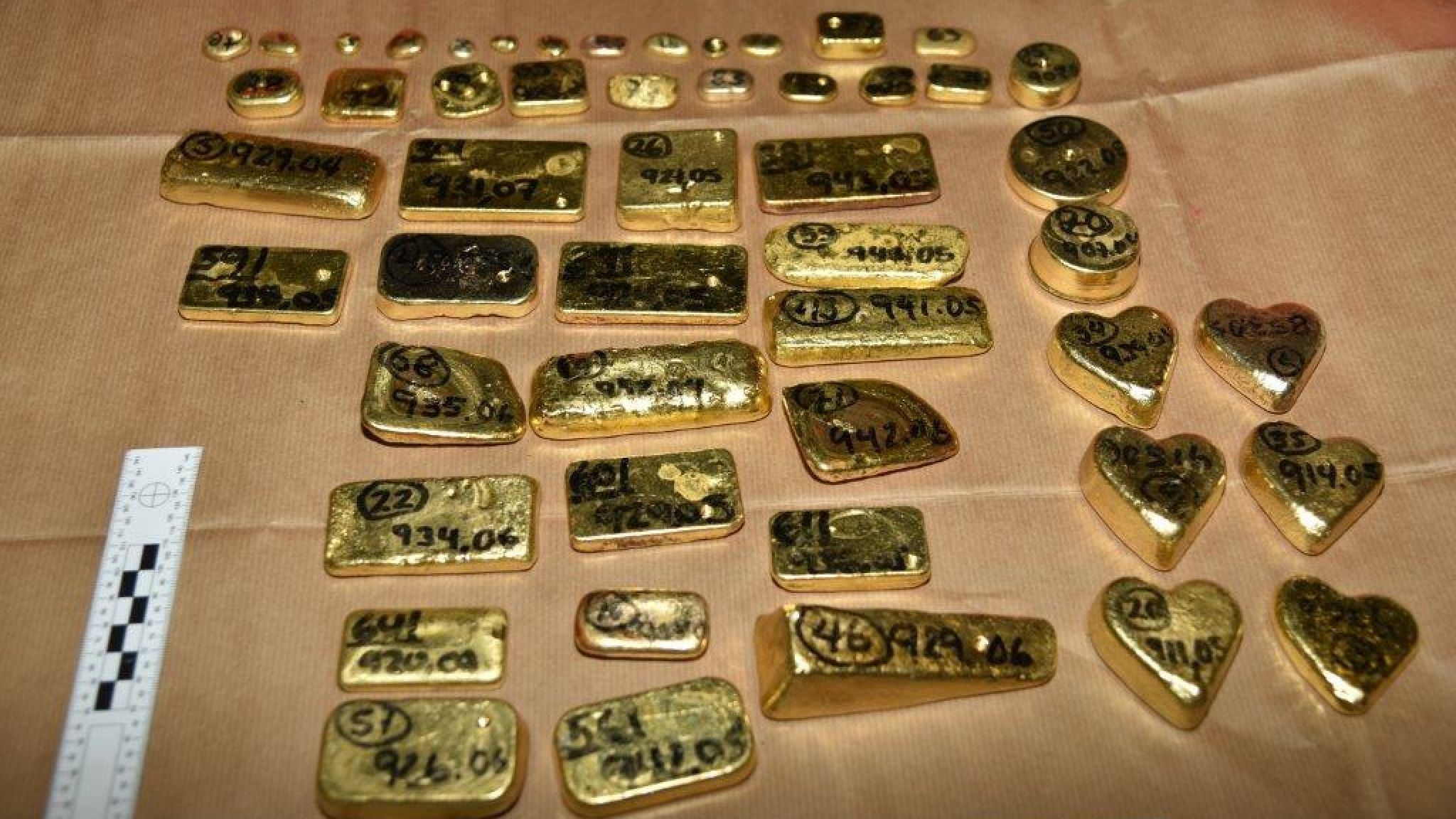 Lingouri de aur de 5 milioane dolari găsite pe aeroport. De unde proveneau - Imaginea 2