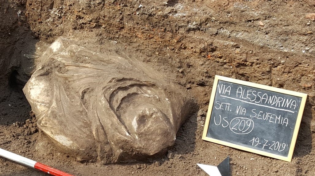 Statuia uriaşă a unui războinic dac, găsită în Roma. De ce a fost îngropată sub pământ - Imaginea 6