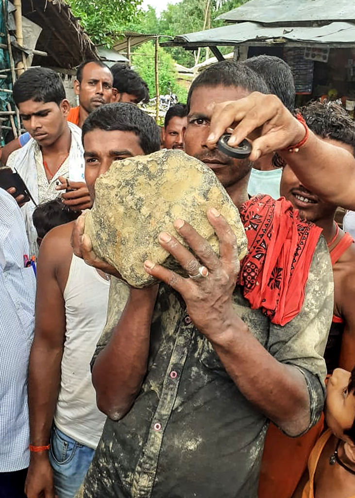 Panică într-un sat, după ce localnicii au văzut căzând un meteorit pe câmp. FOTO - Imaginea 3