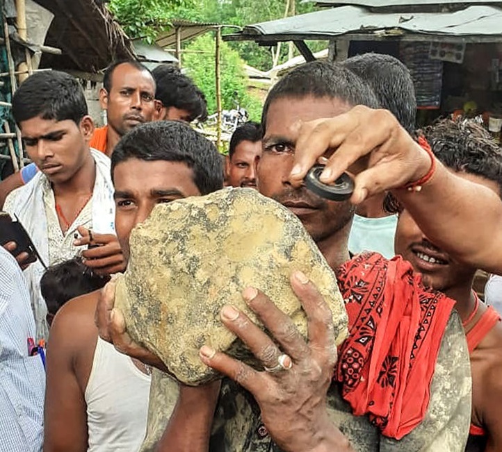 Un meteorit de aproximativ 15 kilograme a căzut pe un câmp din India