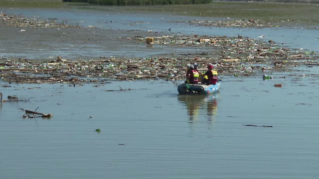 Cantitatea de gunoaie de pe lacul Bicaz a atins un nou record