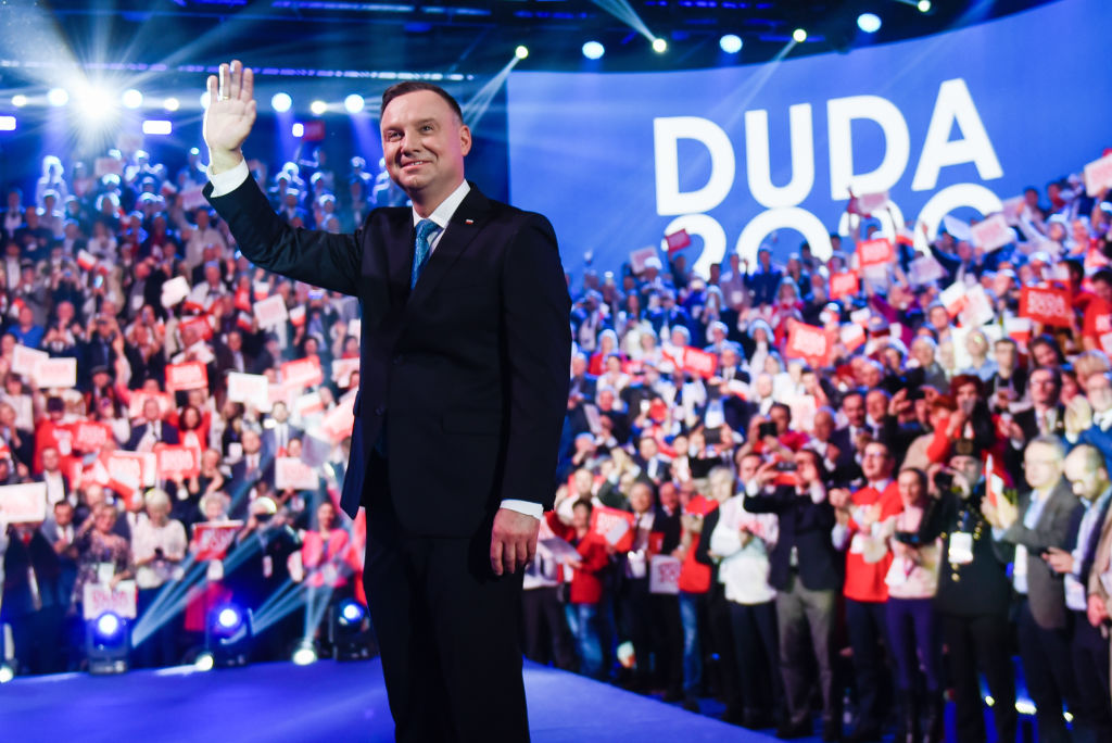 Andrzej Duda a câștigat la limită alegerile în Polonia și rămâne președintele țării