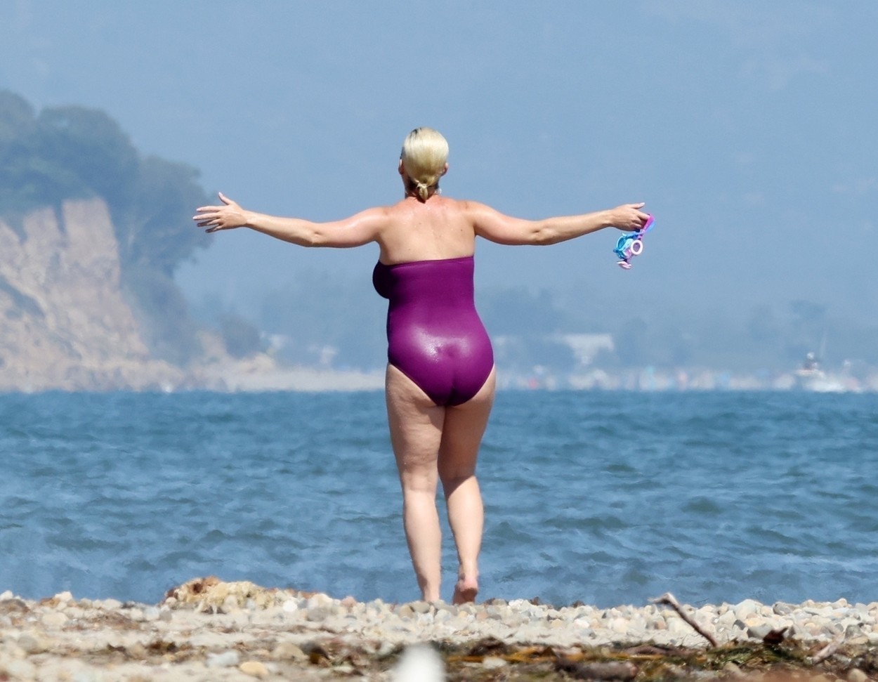 Cum arată Katy Perry înainte să nască. Cântăreața de 35 de ani a fost surprinsă la plajă. GALERIE FOTO - Imaginea 8