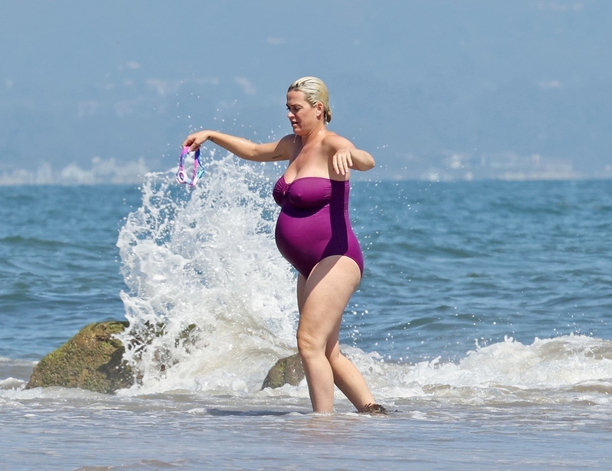 Cum arată Katy Perry înainte să nască. Cântăreața de 35 de ani a fost surprinsă la plajă. GALERIE FOTO - Imaginea 6