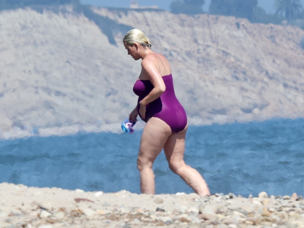 Cum arată Katy Perry înainte să nască. Cântăreața de 35 de ani a fost surprinsă la plajă. GALERIE FOTO - Imaginea 4
